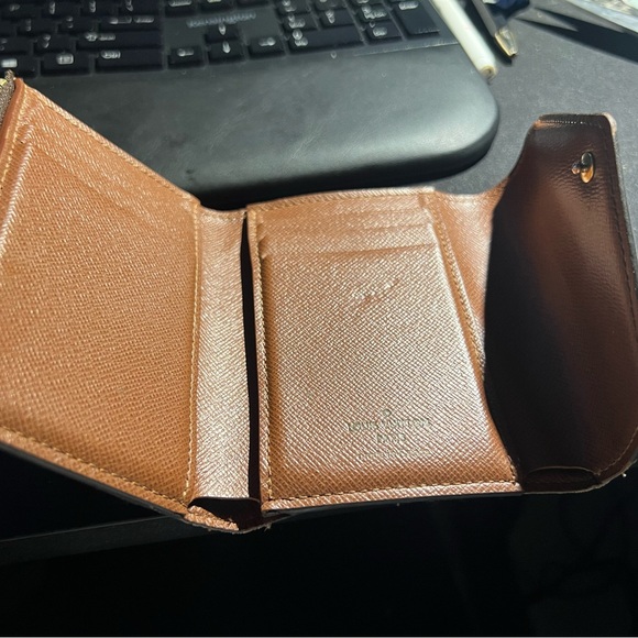 EUC Mint Condition Louis Vuitton Victorine wallet - Picture 12 of 16